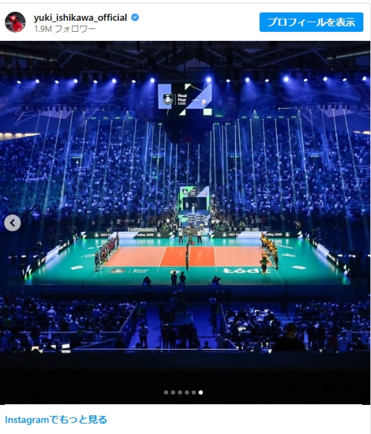優勝トロフィー＆金メダルとともに笑顔を浮かべる石川　※「石川祐希」Instagram