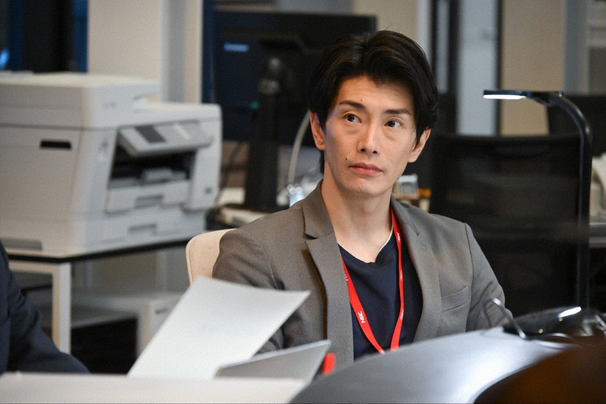 『キャスター』第4話　“進藤”阿部寛、盗撮事件が発生した女子中学校の取材に同行