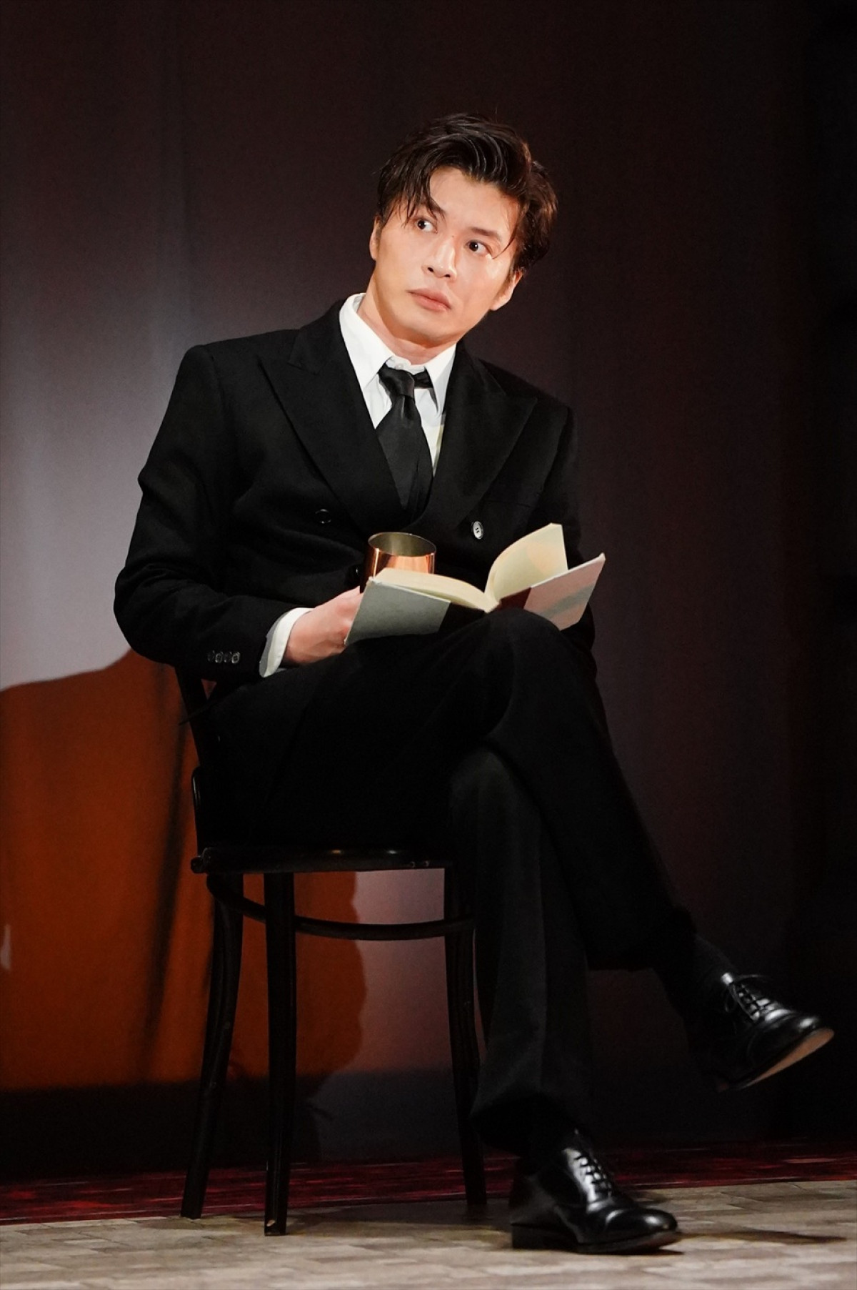 田中圭「4回もカーテンコールをしてくださって嬉しかった」　主演舞台『陽気な幽霊』開幕！　オフィシャルレポート到着