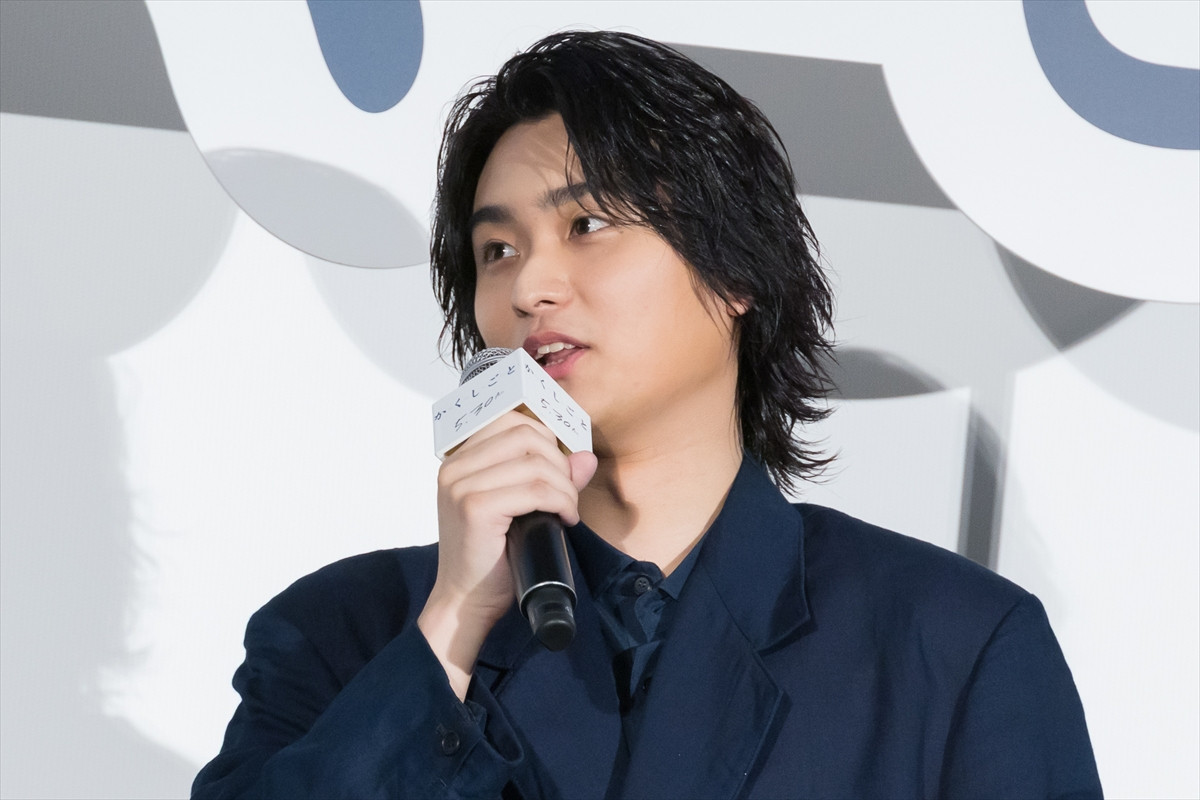 Aぇ! group・佐野晶哉、監督との筋トレで“ムッキムキ”アピール「脱いだらすごいですよ。絶対に脱がないですけれども」