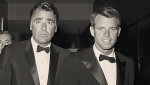 映画『マリリン・モンロー　私の愛しかた』場面写真（左から）ピーター・ローフォード、ロバート・ケネディ