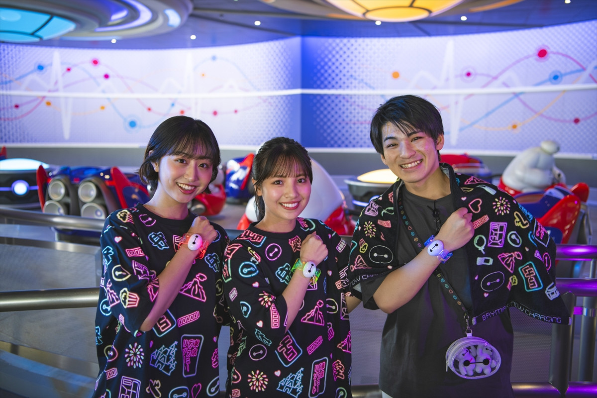20250521_カラフルなネオンとベイマックスがデザインされたグッズ