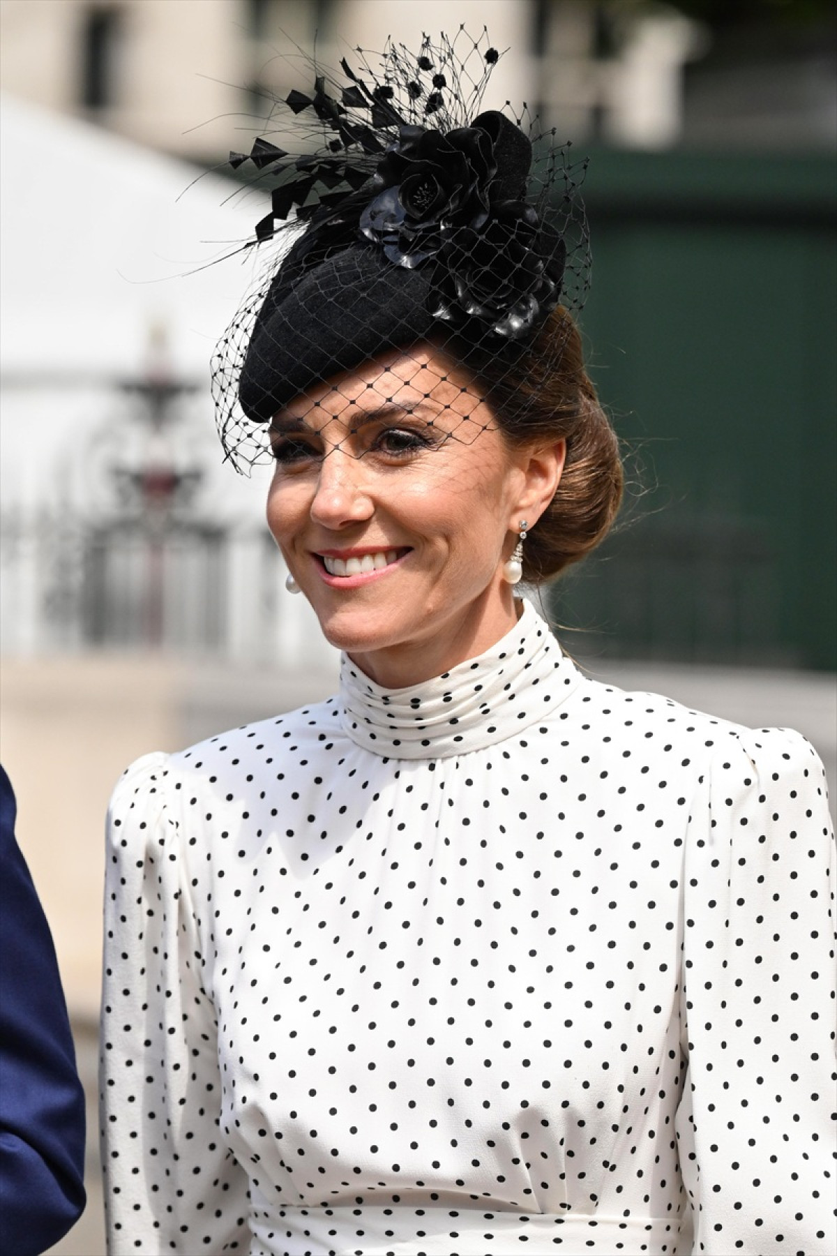 キャサリン妃、ハーフアップ＆全身ホワイトの印象的な装いで戦勝記念日コンサートに登場