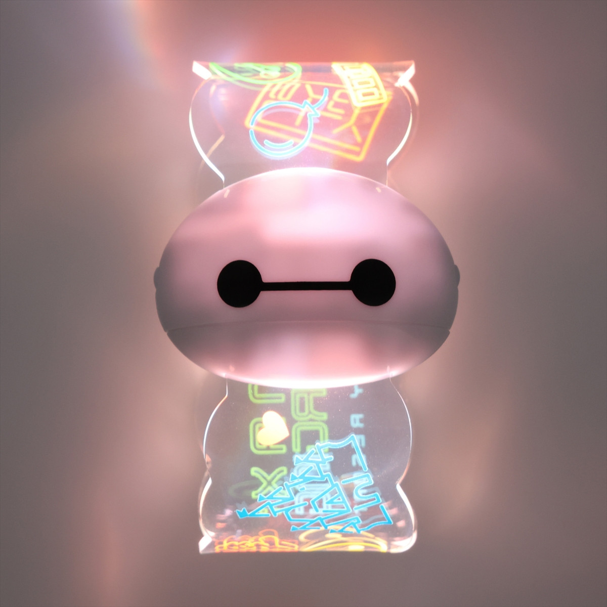 20250521_カラフルなネオンとベイマックスがデザインされたグッズ