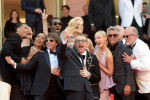 【写真】トム・クルーズ＆『M：I』キャスト、カンヌの大階段でセルフィーを撮影！