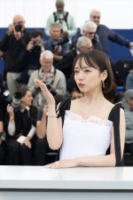 第78回カンヌ国際映画祭のフォトコールに登場した映画『恋愛裁判』主演の齊藤京子