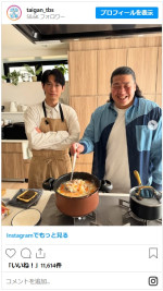 ディーン・フジオカと一ノ瀬ワタルが仲良くカレー作り　※『対岸の家事～これが、私の生きる道！～』公式インスタグラム