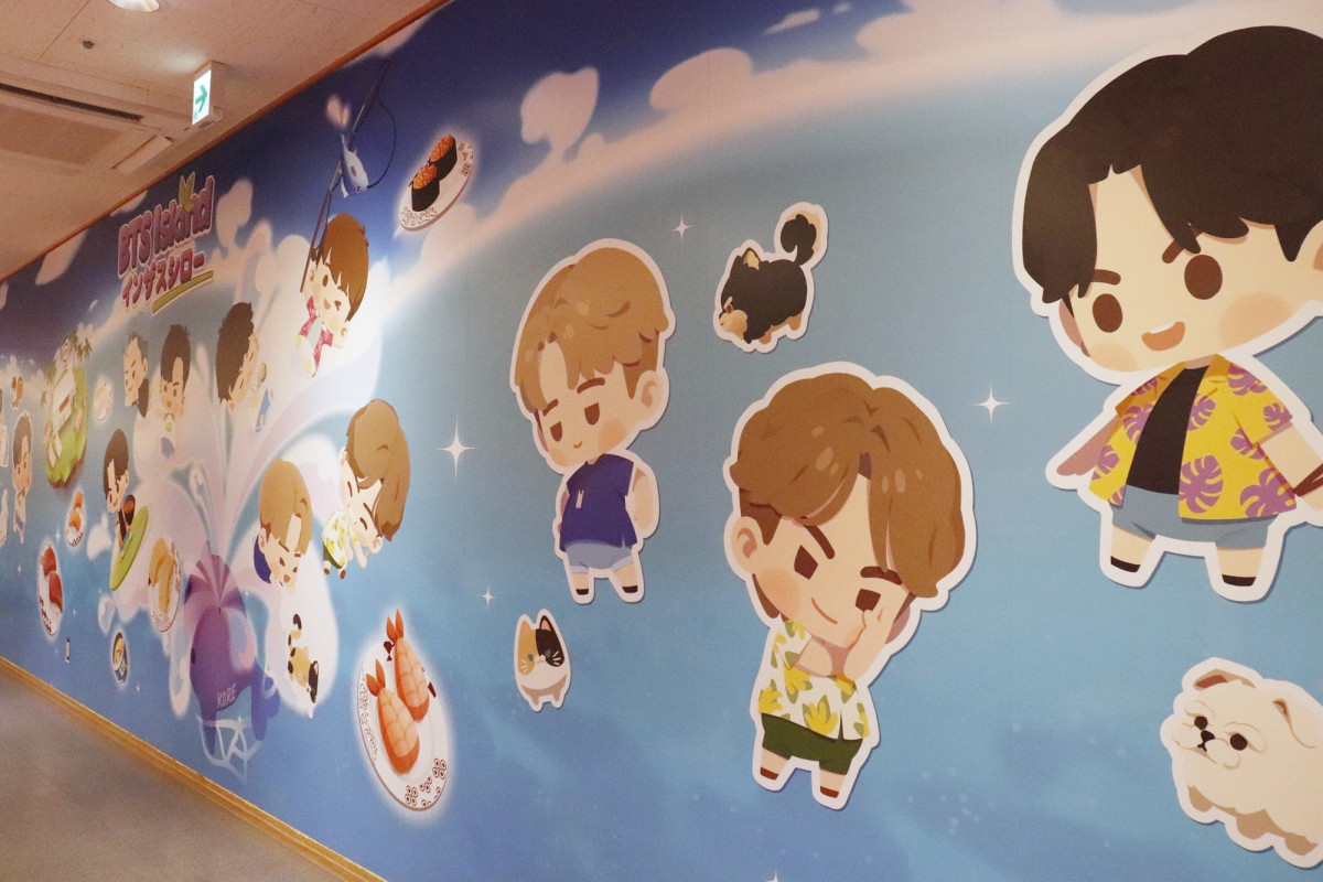 『BTS Island：インザソム』コラボ装飾された「スシロー」新宿三丁目店の様子＿20250627