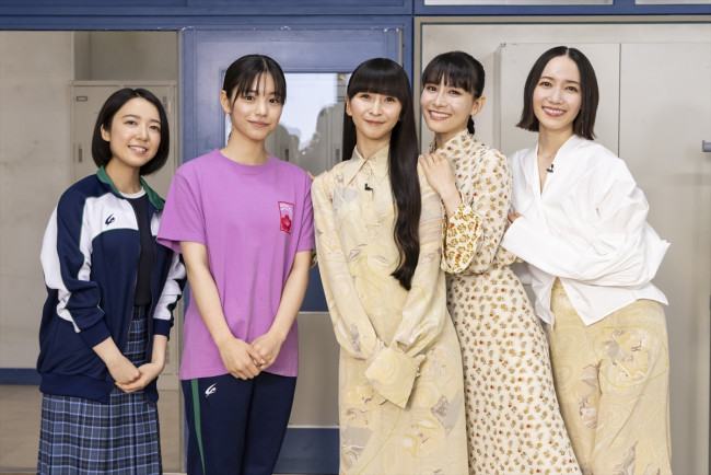 ドラマ『ちはやふる-めぐり-』より(左から)上白石萌音、當真あみ、主題歌を担当するPerfume