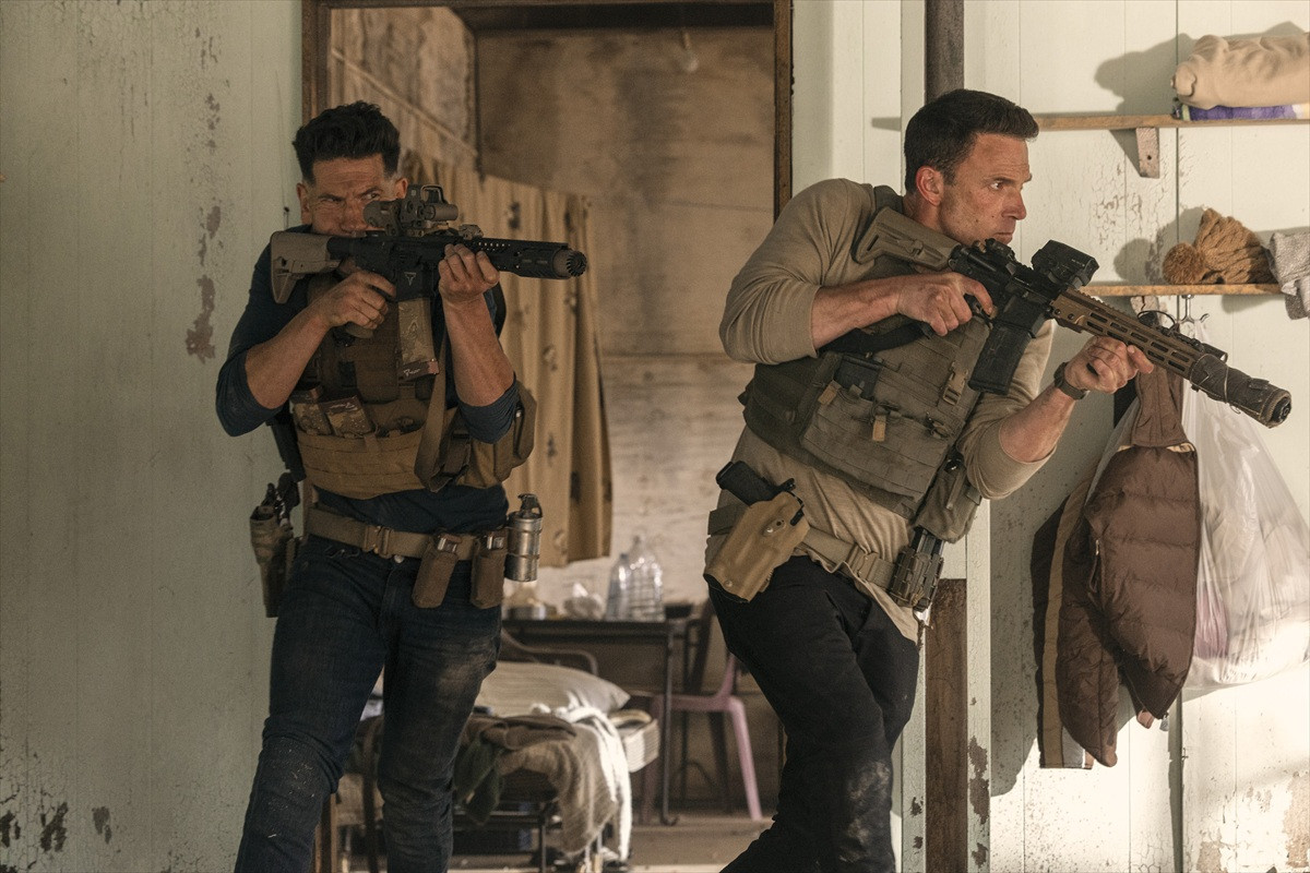ベン・アフレック主演・製作＆マット・デイモン製作総指揮『ザ・コンサルタント2』6.5配信！　超危険な“弟”が予告に登場