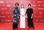 第27回上海国際映画祭レッドカーペットに登場した、映画『夏の砂の上』より（左から）オダギリジョー、高石あかり、玉田真也監督