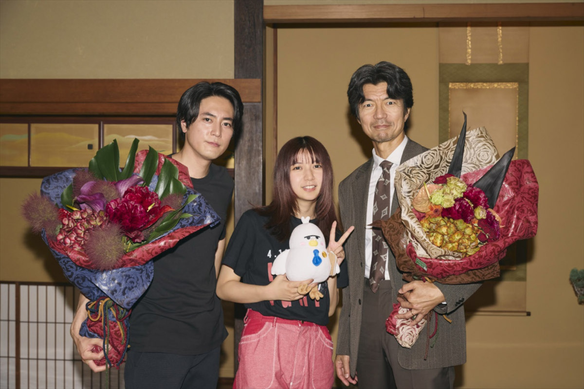 ドラマ『イグナイト -法の無法者-』、間宮祥太朗と仲村トオルのクランクアップに上白石萌歌がサプライズで駆けつけた