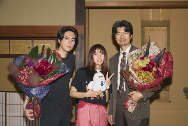 ドラマ『イグナイト -法の無法者-』、間宮祥太朗と仲村トオルのクランクアップに上白石萌歌がサプライズで駆けつけた