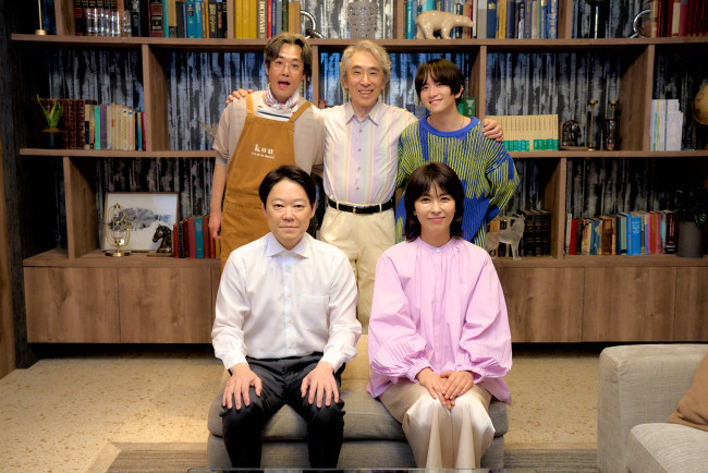 ドラマ『しあわせな結婚』に出演する(前列左から)阿部サダヲ、松たか子(後列左から)岡部たかし、段田安則、板垣李光人