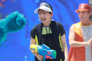 伊藤沙莉、USJにサプライズ登場！　「びしょびしょで最高に幸せ」夏イベントを満喫〈取材レポ〉
