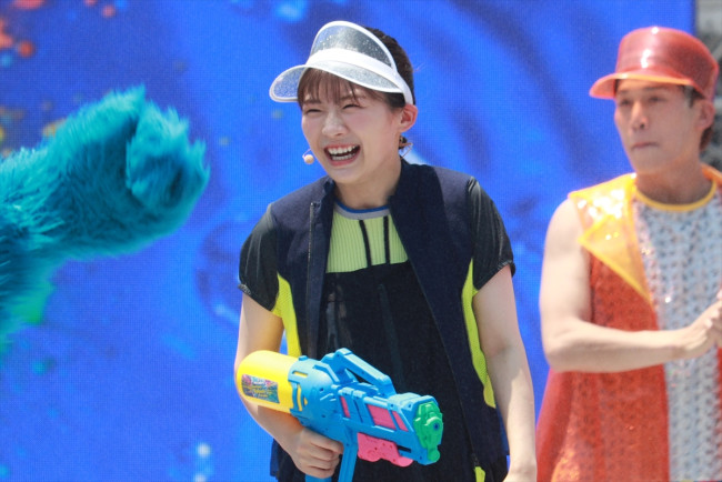 伊藤沙莉、USJにサプライズ登場！　「びしょびしょで最高に幸せ」夏イベントを満喫〈取材レポ〉