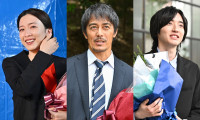 日曜劇場『キャスター』のクランクアップを迎えた（左から）永野芽郁、阿部寛、道枝駿佑