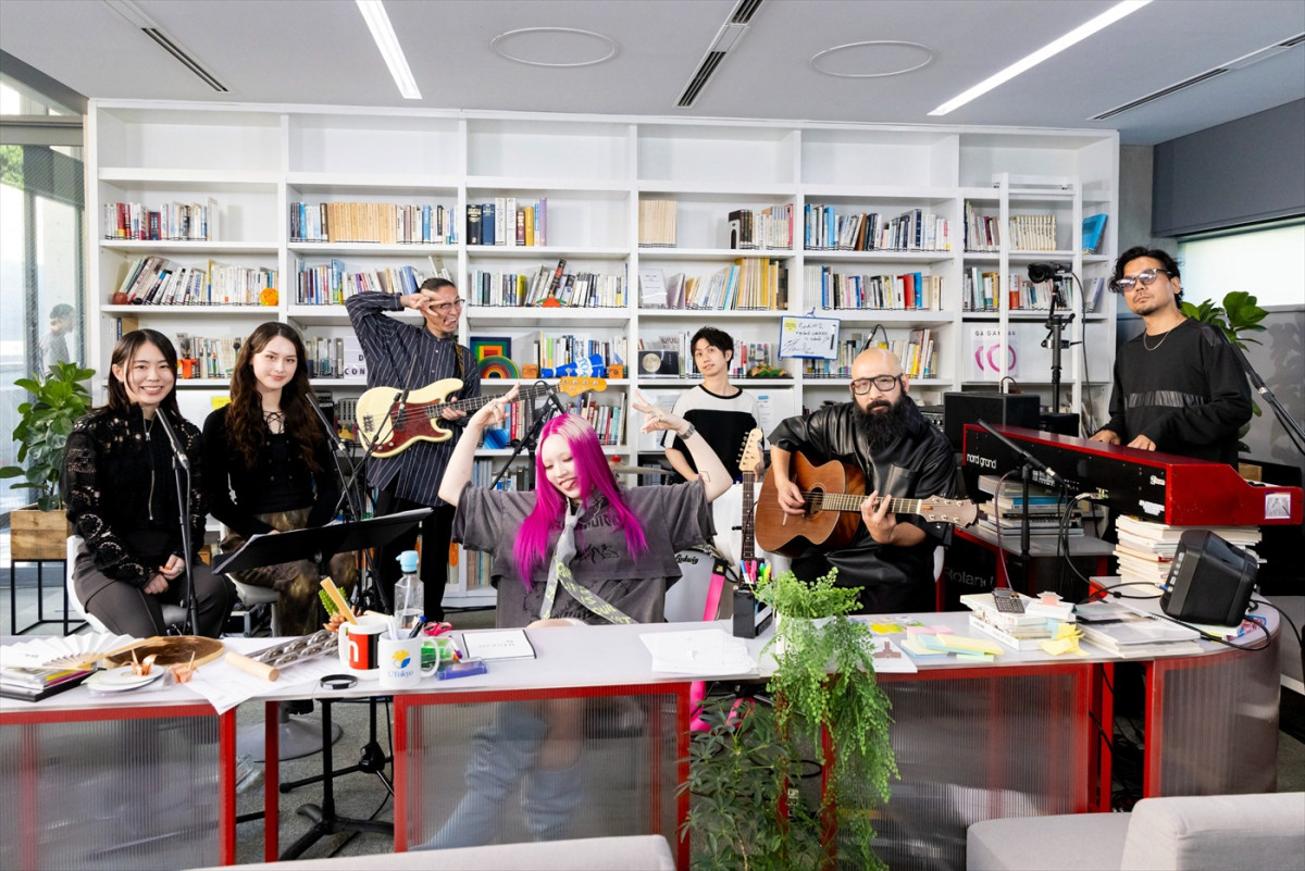ちゃんみなが出演する『tiny desk concerts JAPAN in schools』より