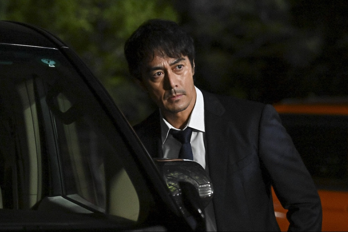 『キャスター』第9話　“進藤”阿部寛、スキャンダル発覚後も取材を継続　番組を揺るがす大事件が発生