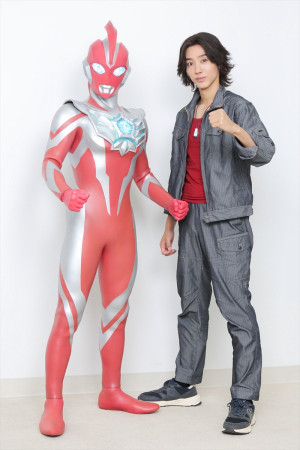 （左から）ウルトラマンオメガ、近藤頌利