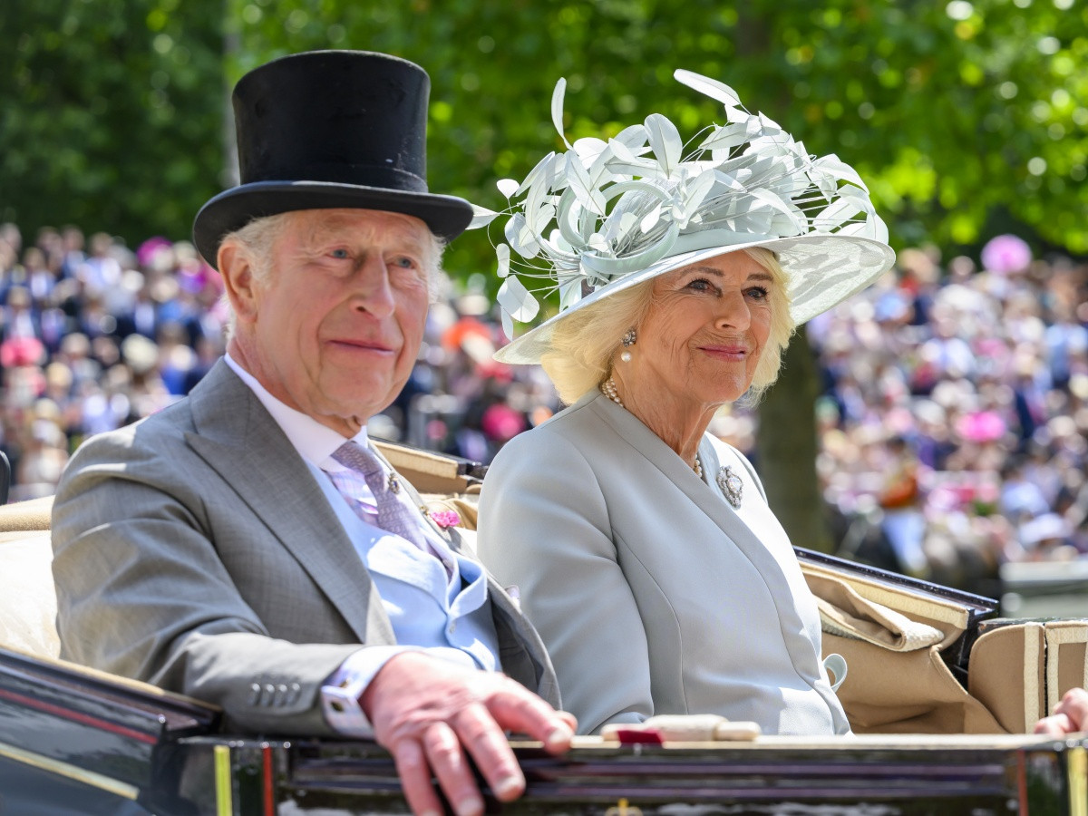 チャールズ国王&カミラ王妃、英王室の夏の風物詩、競馬のロイヤルアスコット開催に馬車で来場