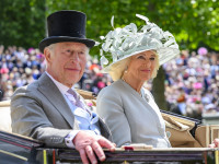チャールズ国王＆カミラ王妃、英王室の夏の風物詩、競馬のロイヤルアスコット開催に馬車で来場