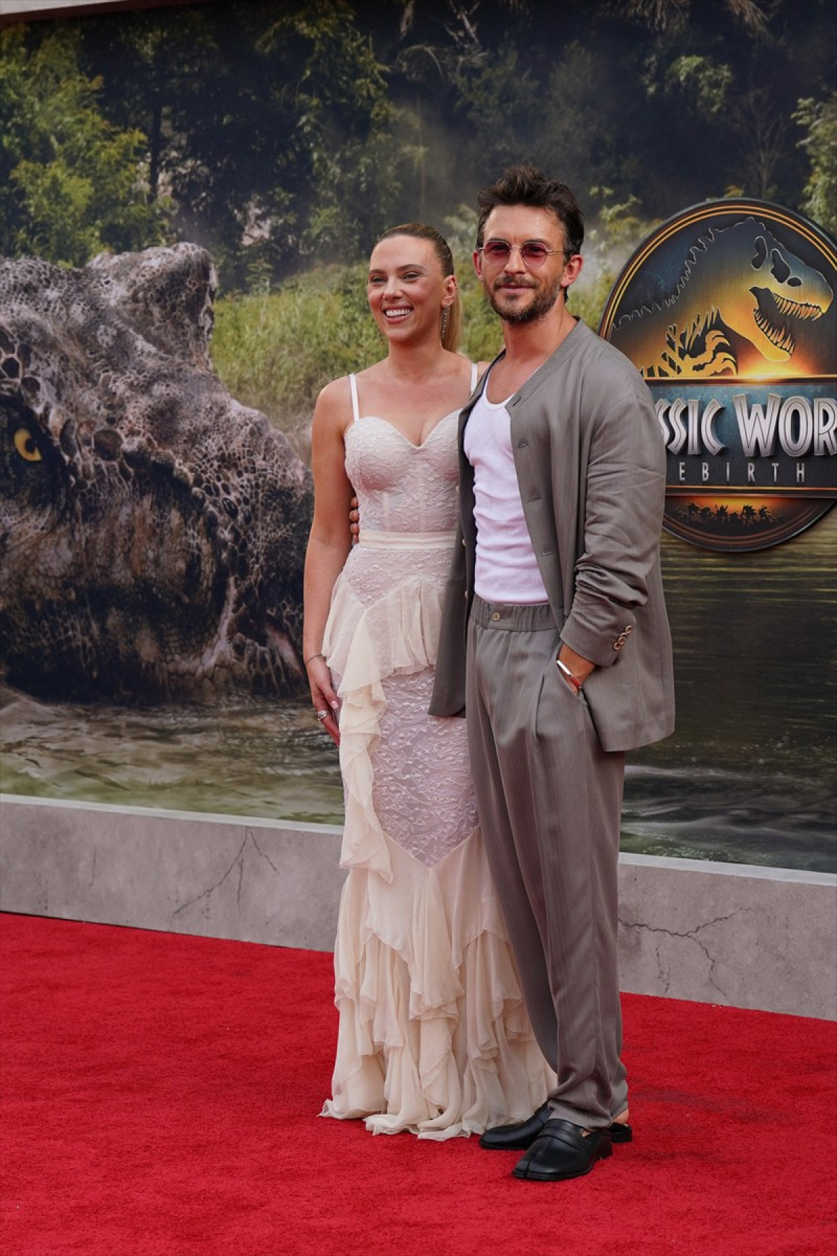スカーレット・ヨハンソン、レースのドレスで『ジュラシック・ワールド』のプレミアに　ジョナサン・ベイリーとのキスも話題