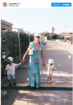 パリス・ヒルトン、子どもたちとのキュートな旅行写真公開　※「パリス・ヒルトン」インスタグラム
