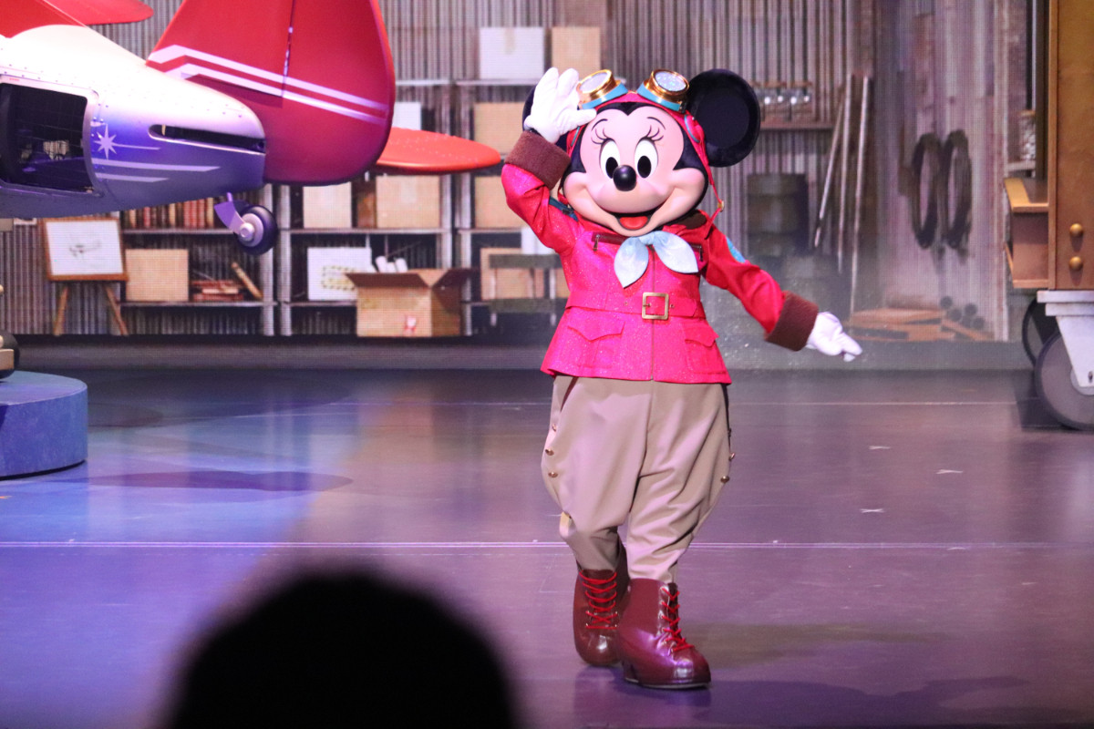 2re20250715_東京ディズニーシー「ハンガーステージ」の新エンターテイメントプログラム「ドリームス・テイク・フライト」の様子