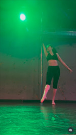 武田久美子、ポールダンス姿　※「武田久美子」インスタグラム
