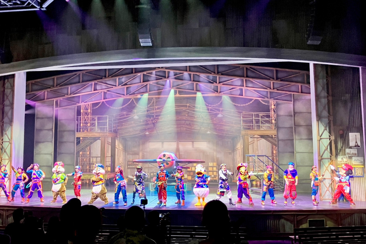 2re20250715_東京ディズニーシー「ハンガーステージ」の新エンターテイメントプログラム「ドリームス・テイク・フライト」の様子