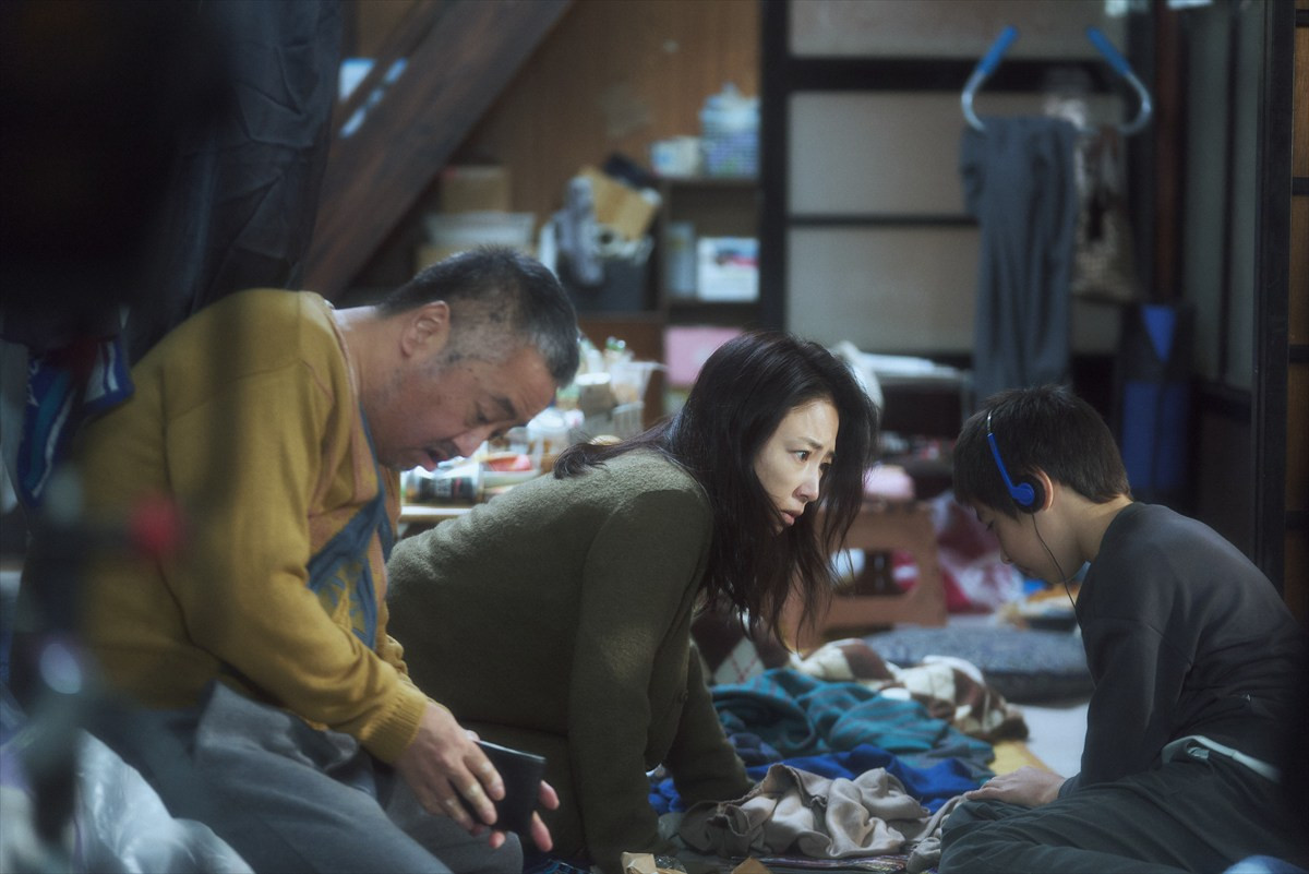 舘ひろし主演『港のひかり』、孤独なふたりを取り巻く豪華キャストたちを活写　場面写真一挙解禁