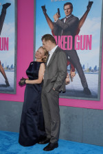元祖セクシー女優パメラ・アンダーソンとベテランアクションスターのリーアム・ニーソンがお互いに夢中！？新作プレミアでラブラブ