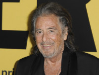 85歳の名優アル・パチーノ、遥か年下ジャーナリストからキスされニコニコ