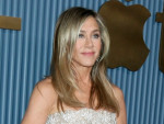 ジェニファー・アニストン、催眠術師と熱愛発覚　友人たちとの恒例バカンスでキスをキャッチ