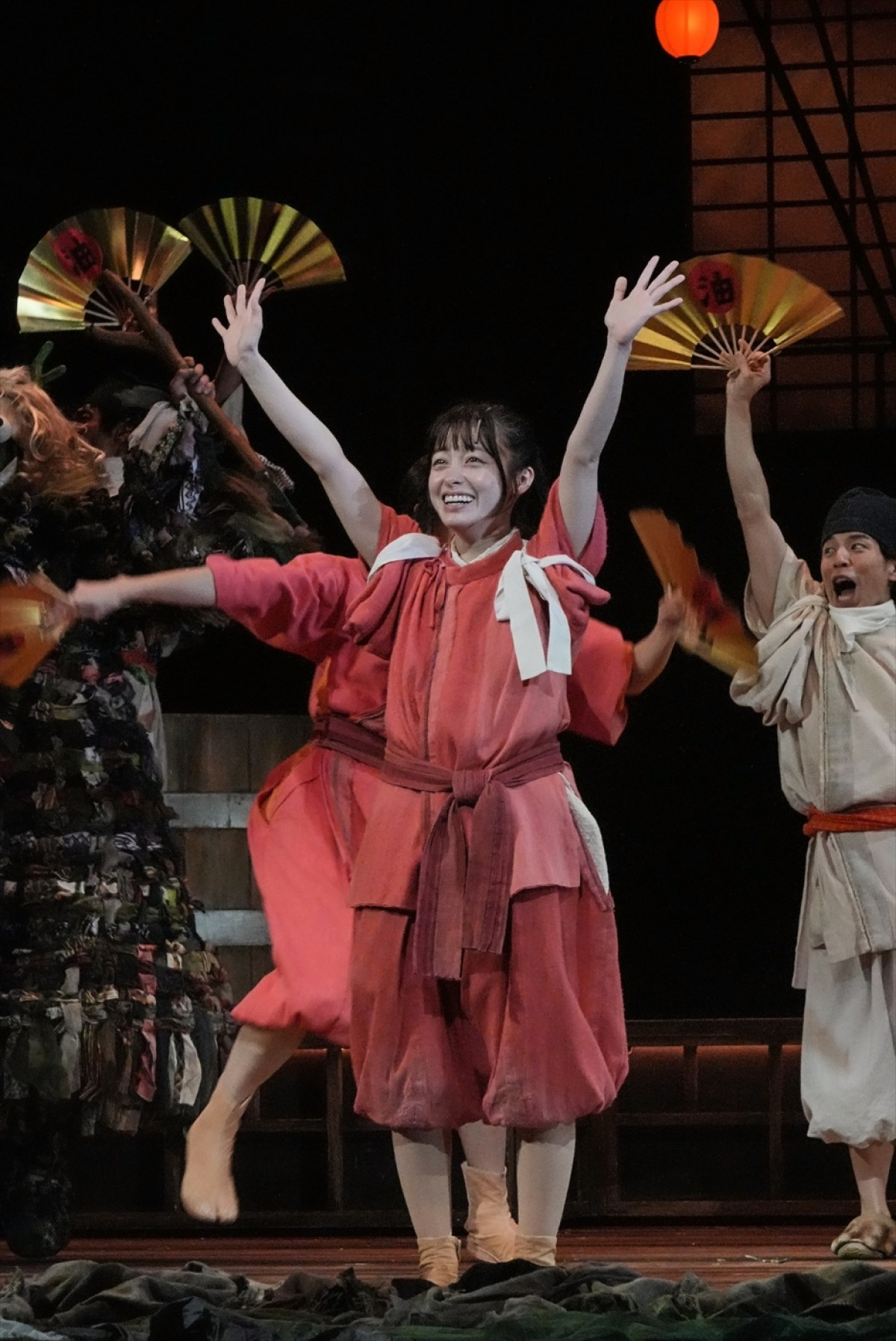 舞台『千と千尋の神隠し』上海公演開幕！　千尋役・橋本環奈らの舞台＆本初日カーテンコール写真が到着