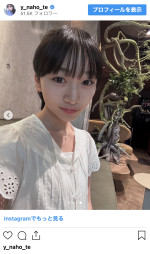 横溝菜帆、白ブラウス姿の最新ショット　※「横溝菜帆」インスタグラム