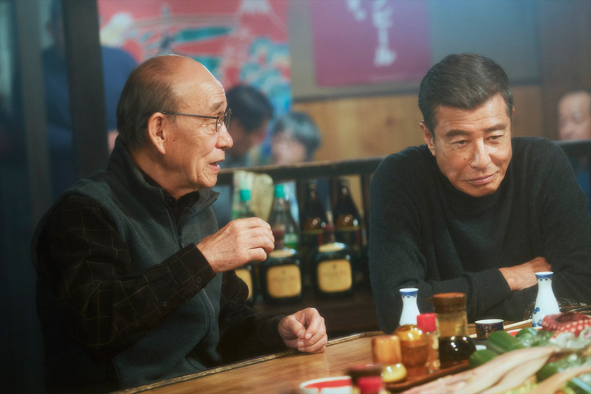舘ひろし主演『港のひかり』、孤独なふたりを取り巻く豪華キャストたちを活写　場面写真一挙解禁