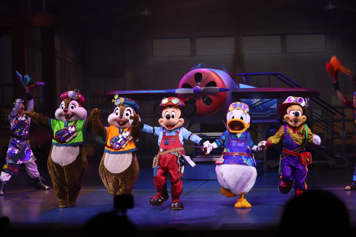 2re20250715_東京ディズニーシー「ハンガーステージ」の新エンターテイメントプログラム「ドリームス・テイク・フライト」の様子