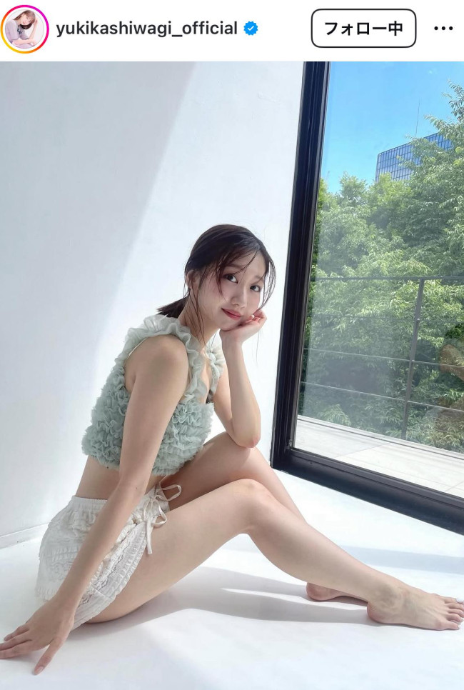 美脚を披露した柏木由紀　※「柏木由紀」インスタグラム