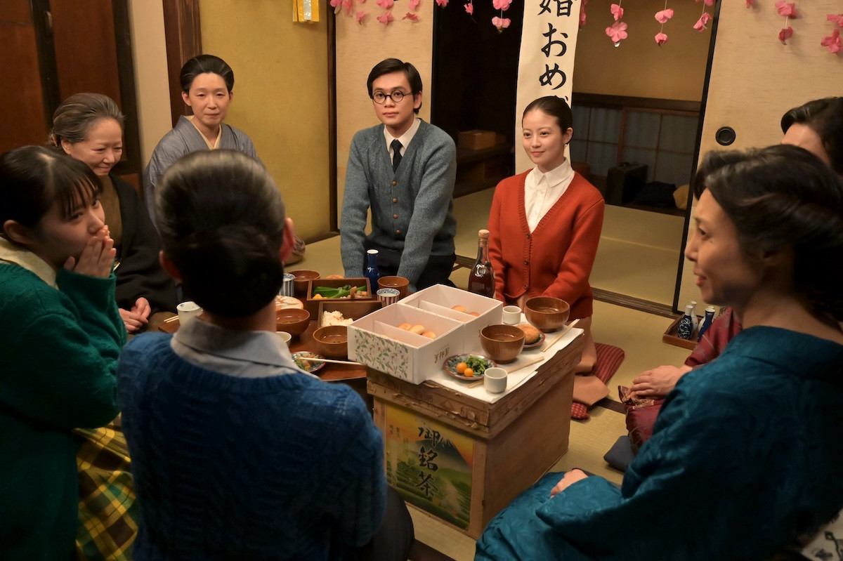 明日の『あんぱん』“のぶ”今田美桜と“嵩”北村匠海を家族が祝福