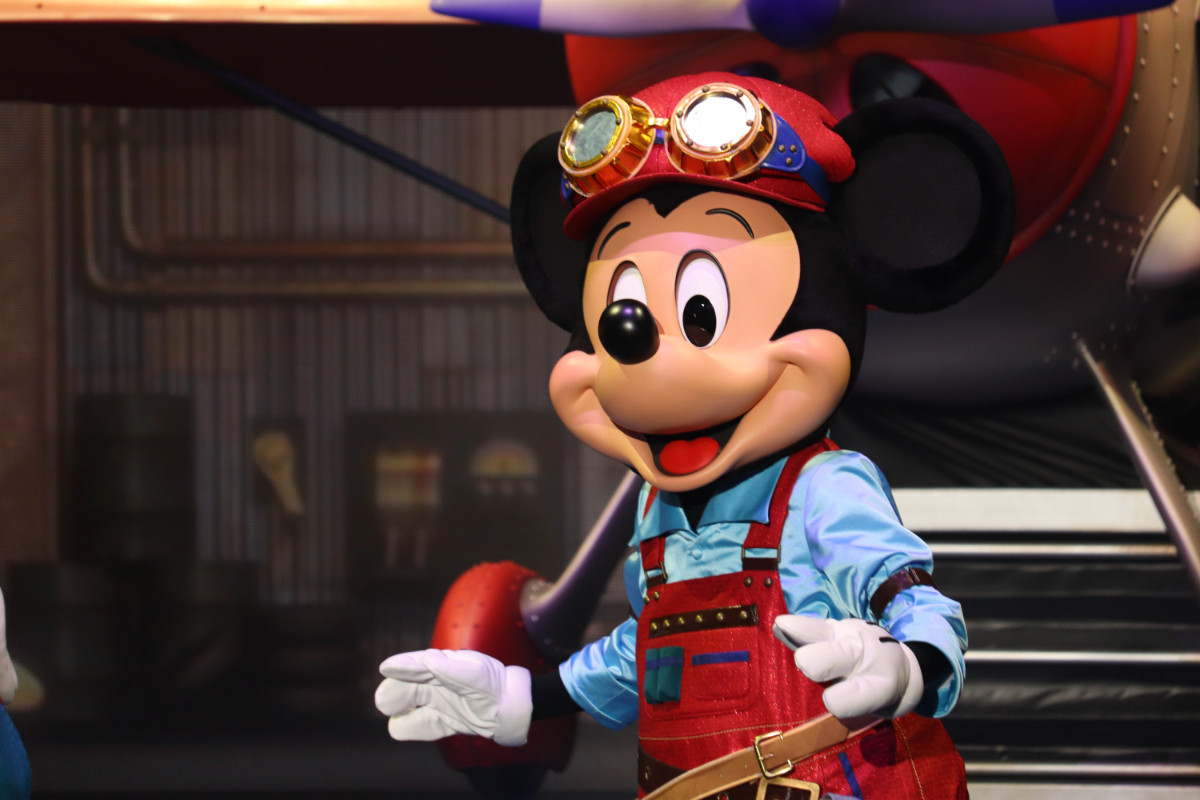 2re20250715_東京ディズニーシー「ハンガーステージ」の新エンターテイメントプログラム「ドリームス・テイク・フライト」の様子