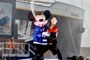 夏のディズニー容赦なさすぎｗ　TDSの新しい“びしょ濡れショー”が想像以上にヤバかった〈取材レポ〉