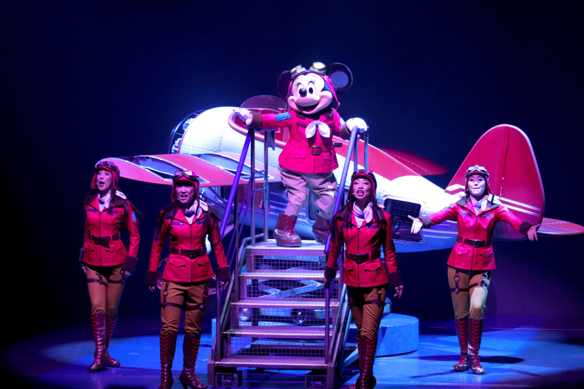 2re20250715_東京ディズニーシー「ハンガーステージ」の新エンターテイメントプログラム「ドリームス・テイク・フライト」の様子