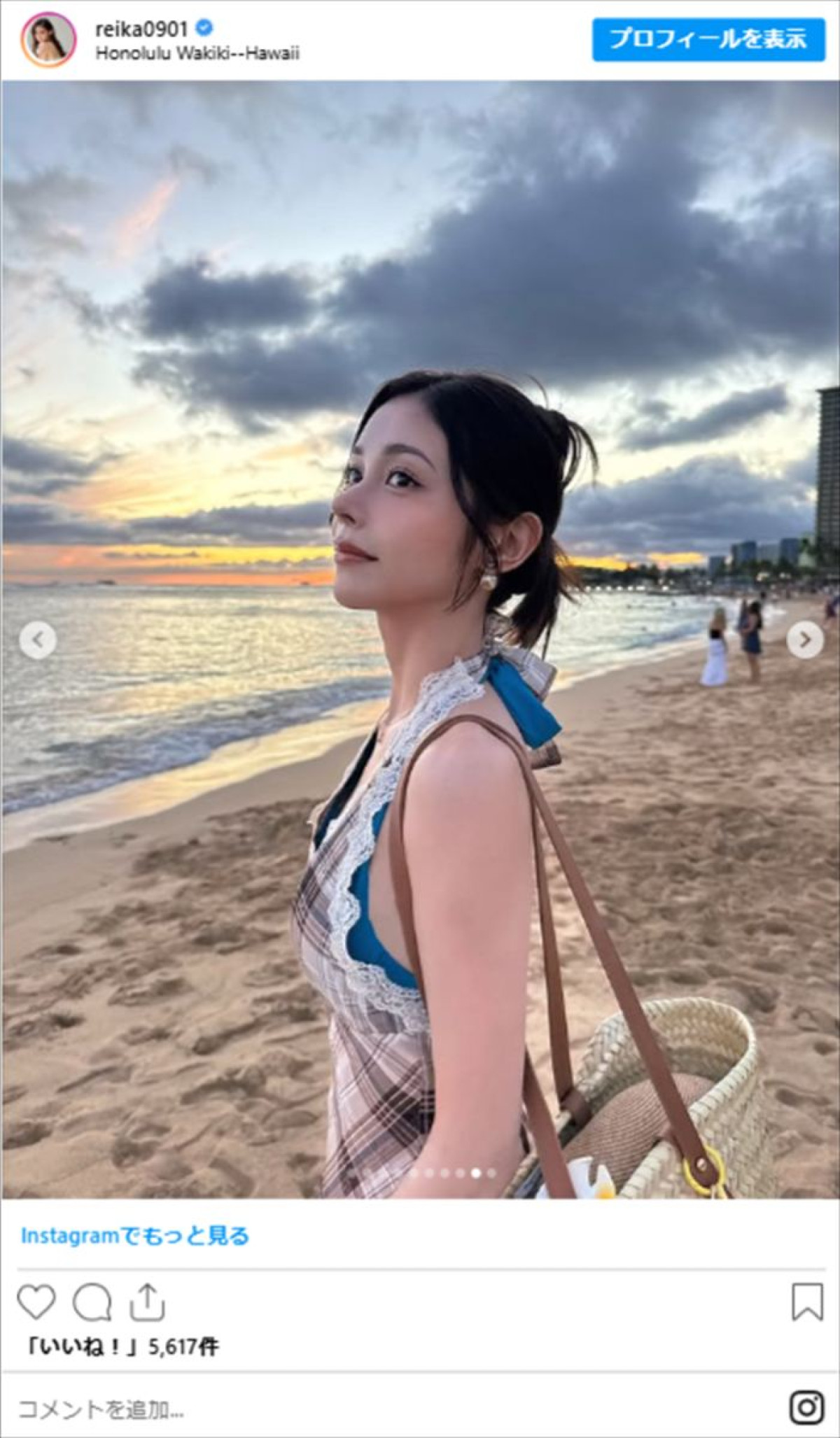 170cm“超絶美女モデル”26歳、ブルーの水着で魅せる「抜群スタイル」　ハワイのビーチへ