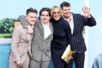 シャロン・ストーンが息子3人と一緒にレッドカーペットに