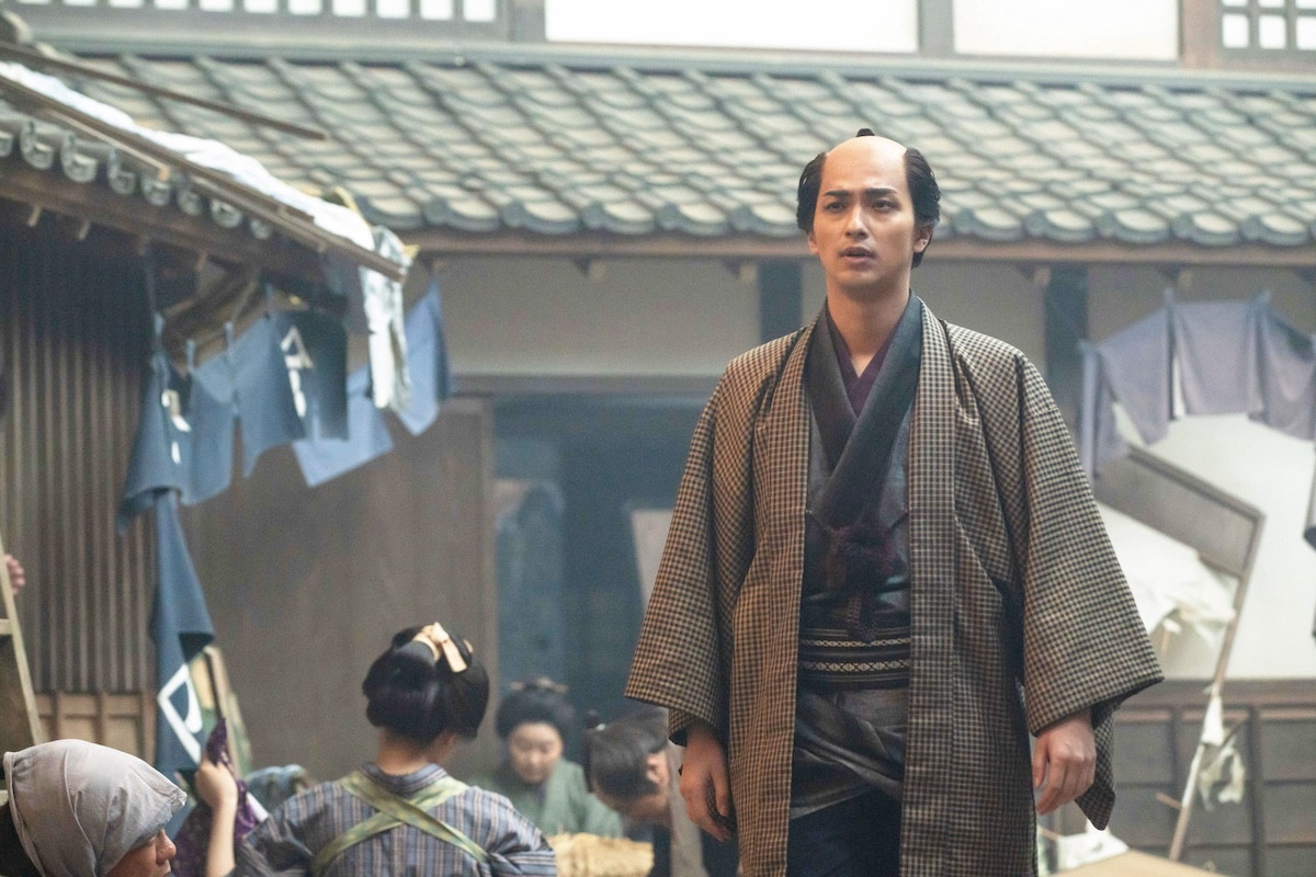『べらぼう』“蔦重”横浜流星、友を弔い涙　励ます“歌麿”染谷将太にネット感動「グッとくる」「涙が止まらない」
