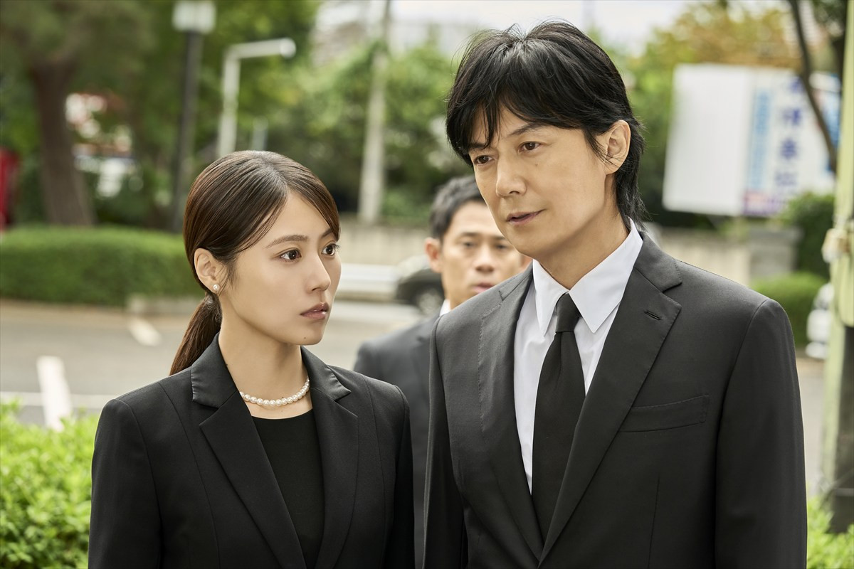 『ブラック・ショーマン』福山雅治＆有村架純による“叔父姪”バディの最新写真解禁