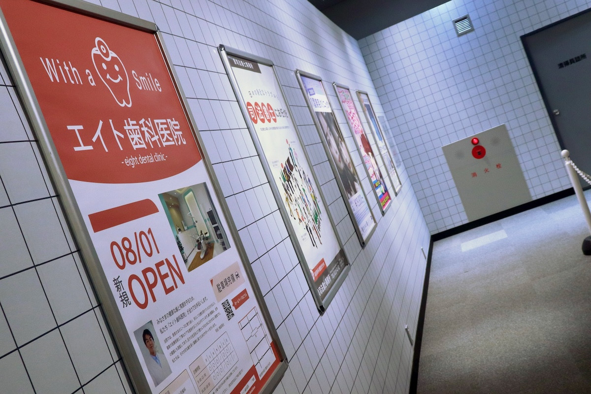 1日限定『８番出口』“歩く男”グリーティングに長蛇の列　無表情→笑顔で歓声上がって大盛り上がり