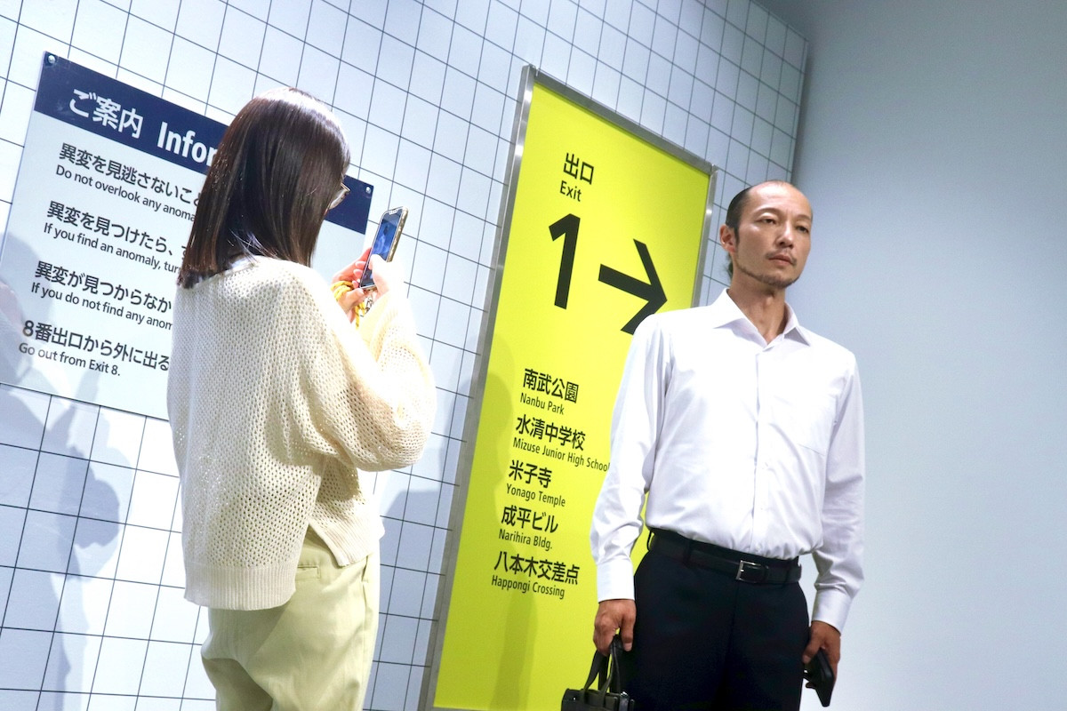 1日限定『８番出口』“歩く男”グリーティングに長蛇の列　無表情→笑顔で歓声上がって大盛り上がり